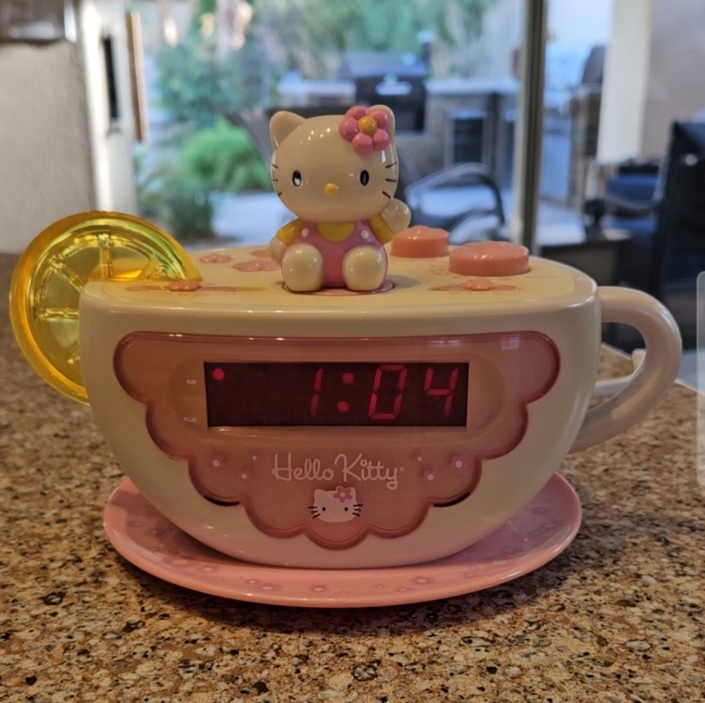 Hello Kitty Teacup Clock/Alarm/Radio with Lighted Lemon and Pink Accents